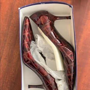 Red croci Stuart Weizman Pump